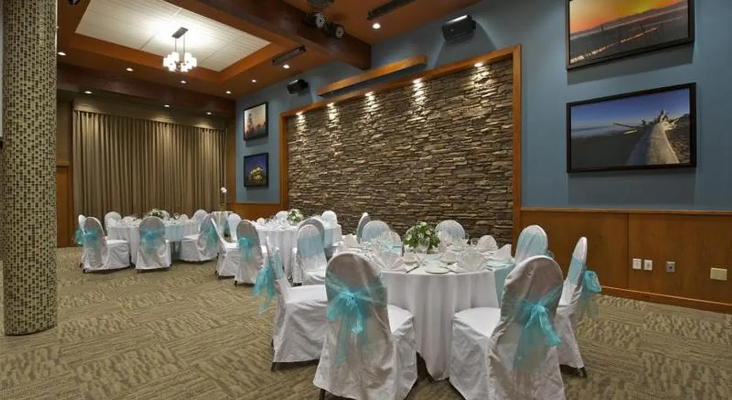 Coast Tsawwassen Inn Restaurant