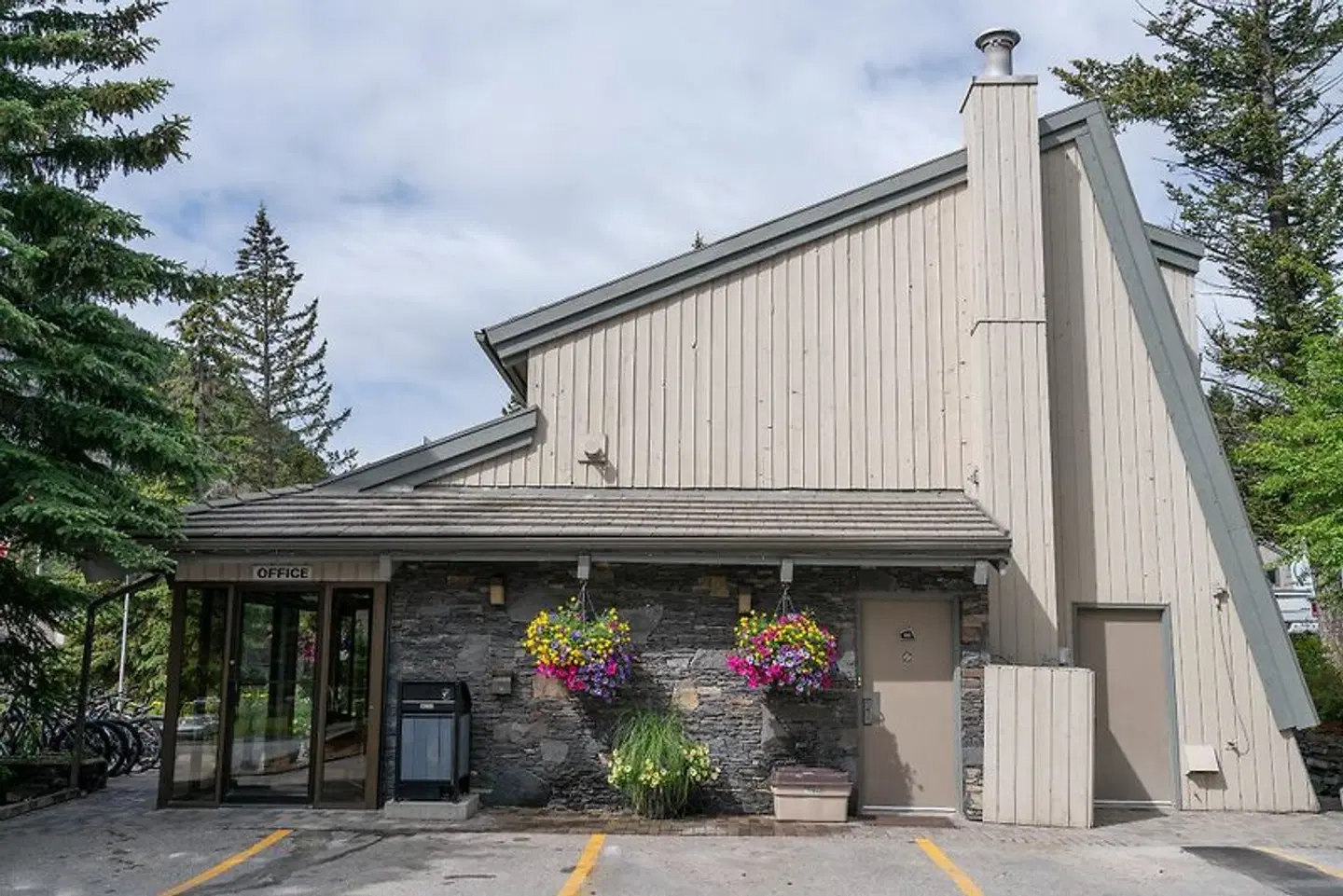 Tunnel Mountain Resort EXTERIOR