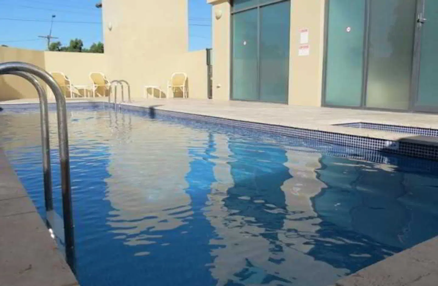 Parramatta Waldorf Apartment Hallenbad