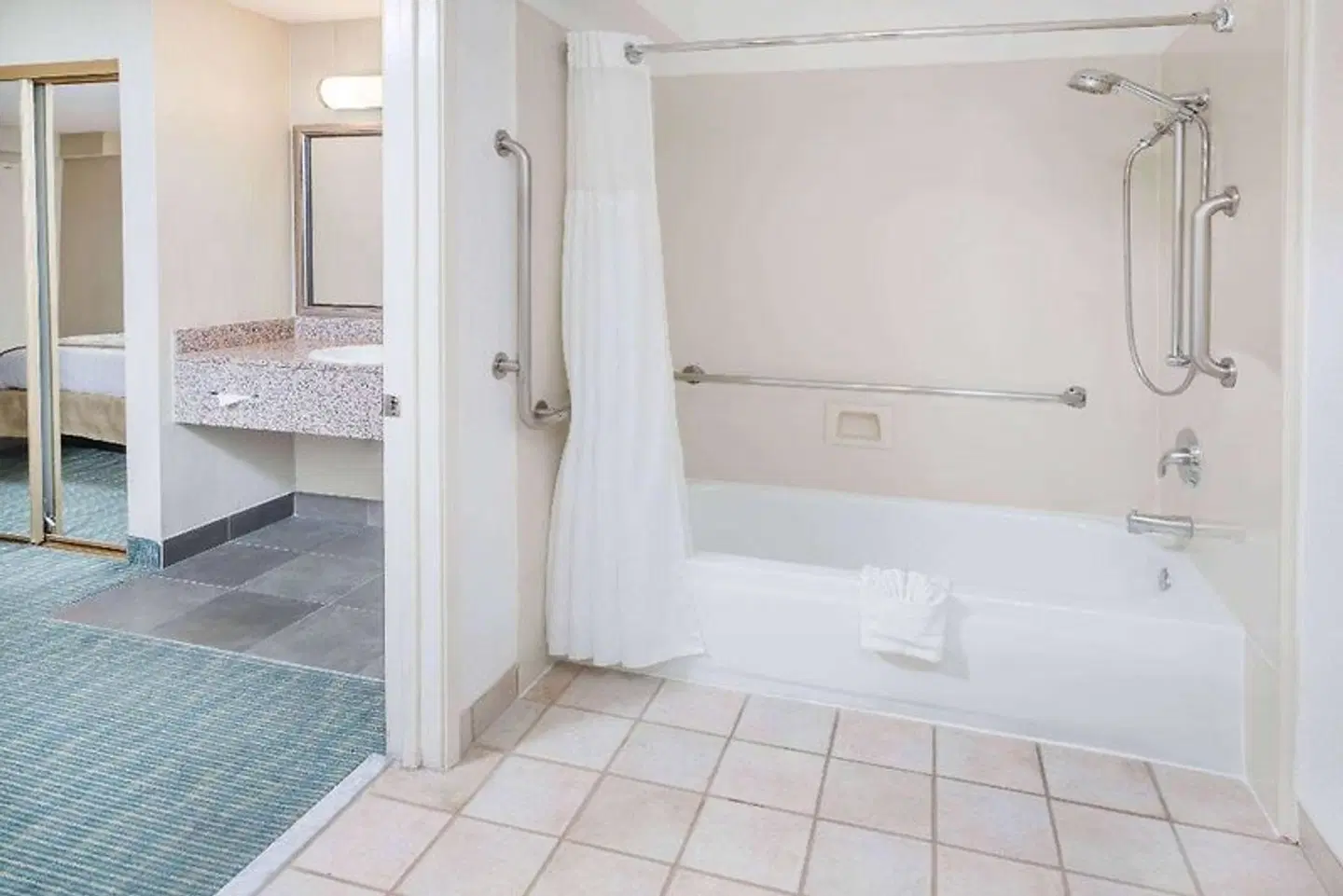 Wyndham Garden San Diego Badezimmer