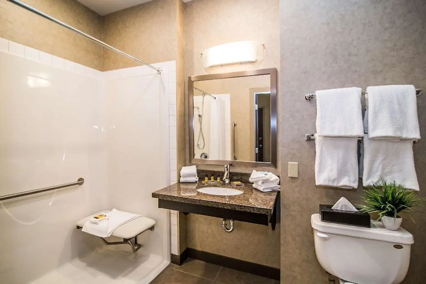 Fairfield Inn & Suites by Marriott West Kelowna Badezimmer