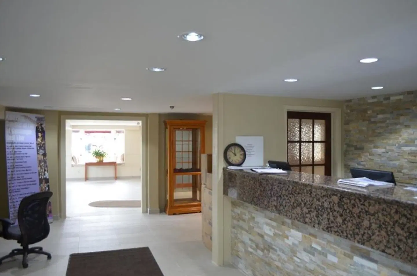 Super 8 by Wyndham Gananoque/Country Squire Resort LOUNGE_LOBBY