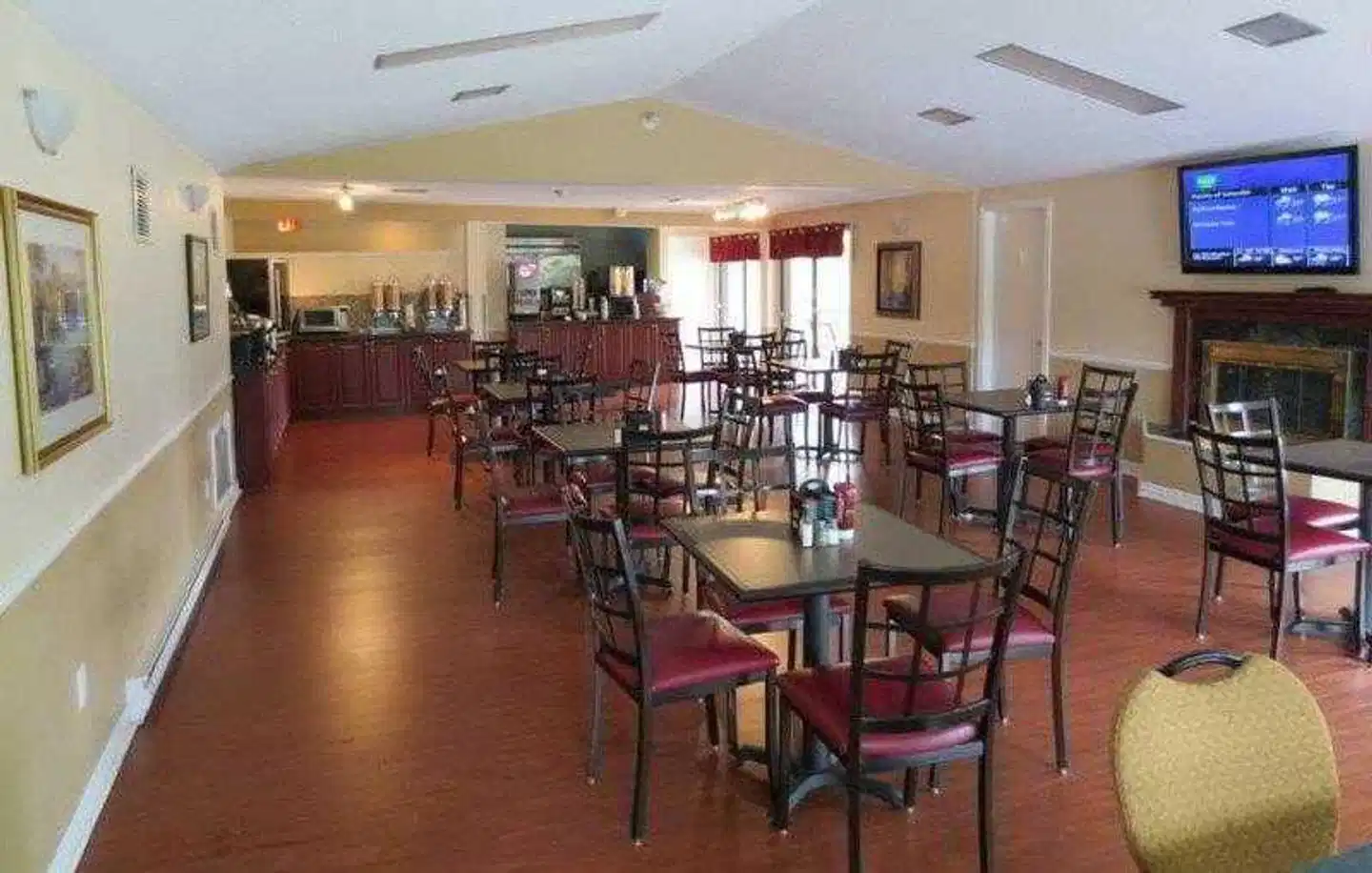 Super 8 by Wyndham Gananoque/Country Squire Resort Restaurant