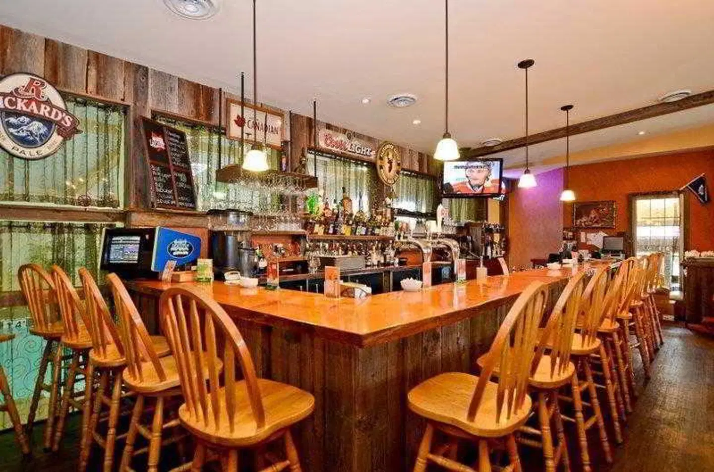 Super 8 by Wyndham Gananoque/Country Squire Resort Bar