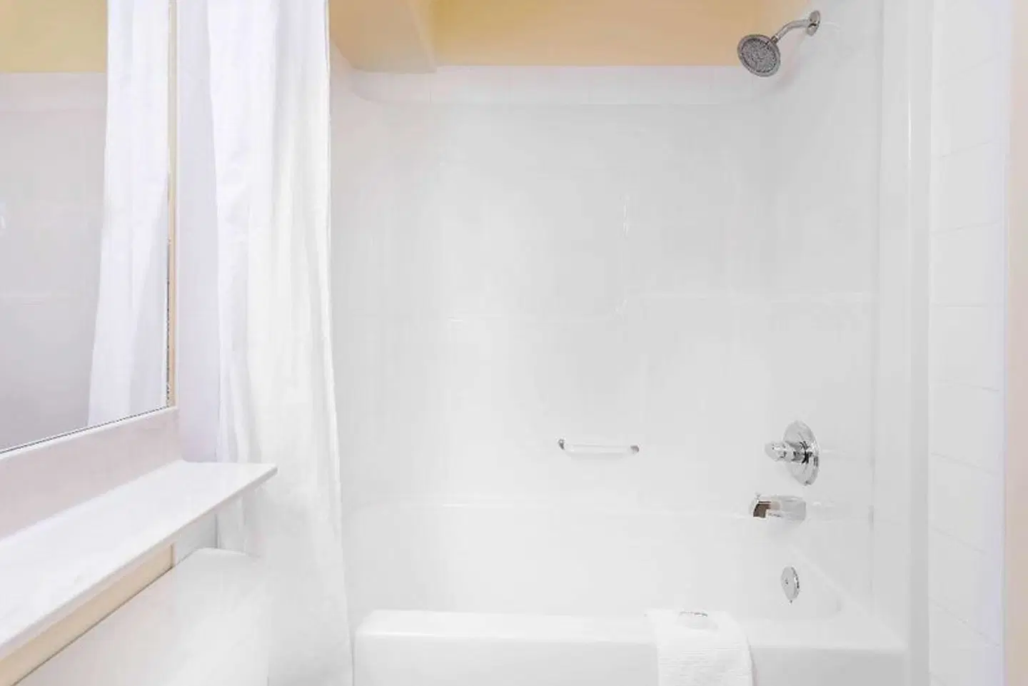 Ramada by Wyndham Hinton Badezimmer