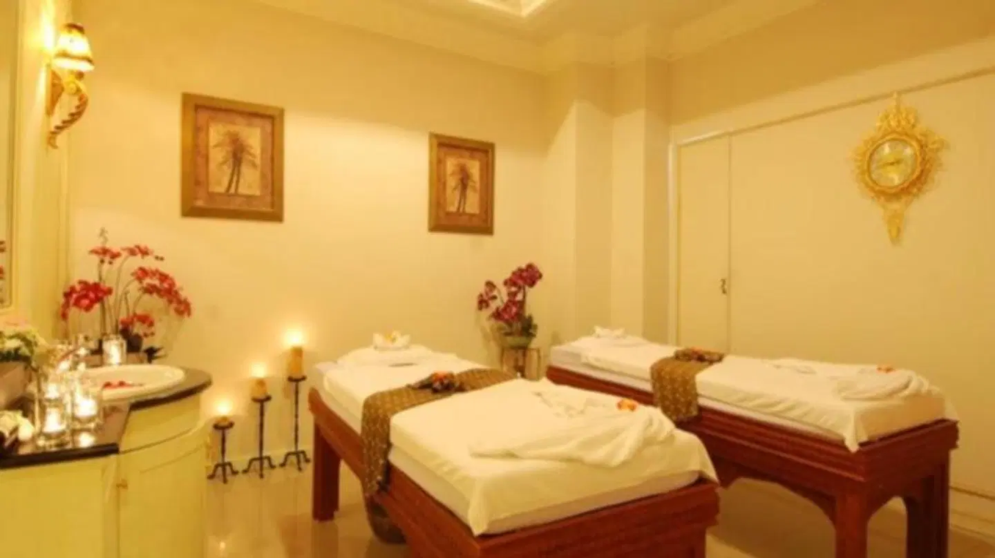 Four Seasons Place HEALTH_BEAUTY