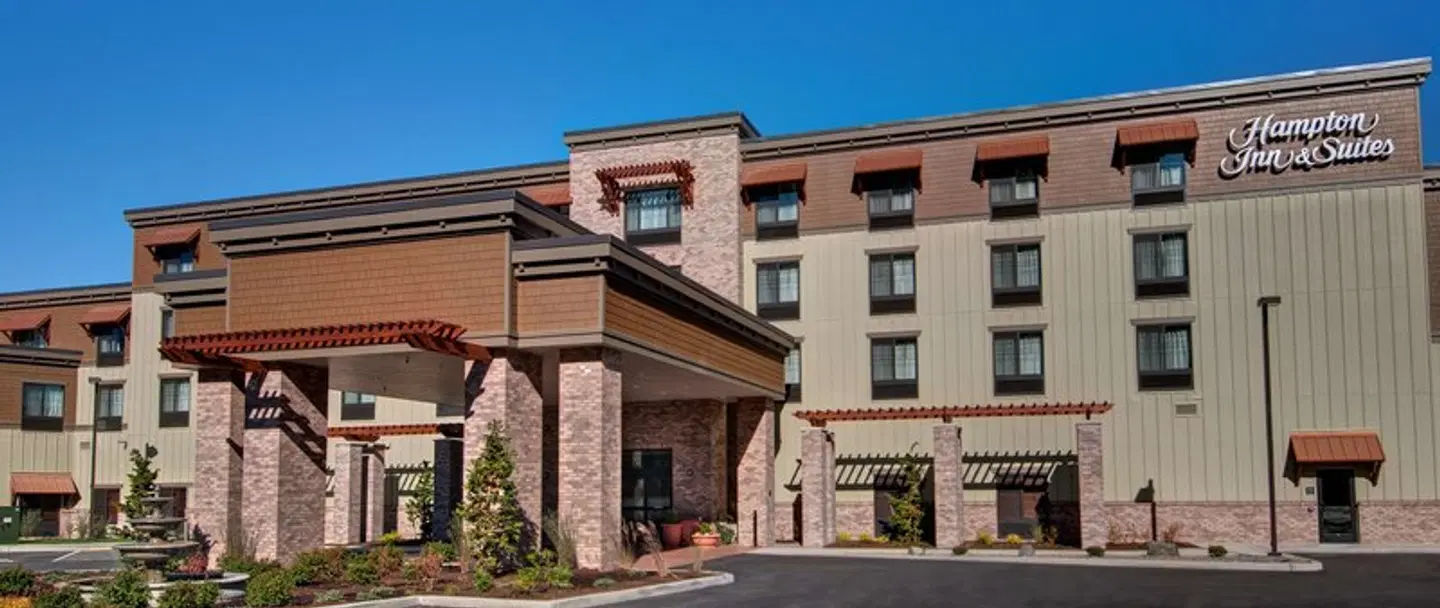 Hampton Inn & Suites Astoria EXTERIOR