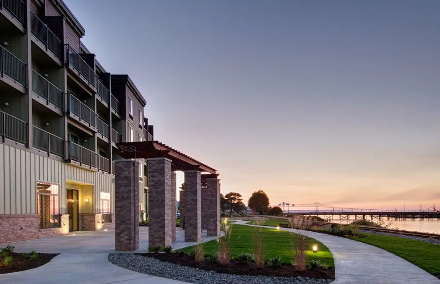 Hampton Inn & Suites Astoria EXTERIOR