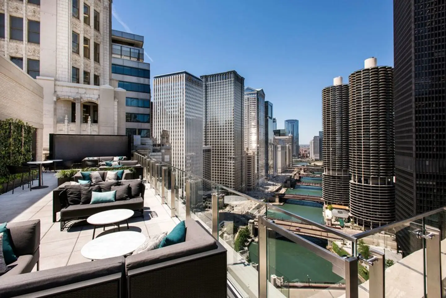 LondonHouse Chicago, Curio Collection by Hilton EXTERIOR