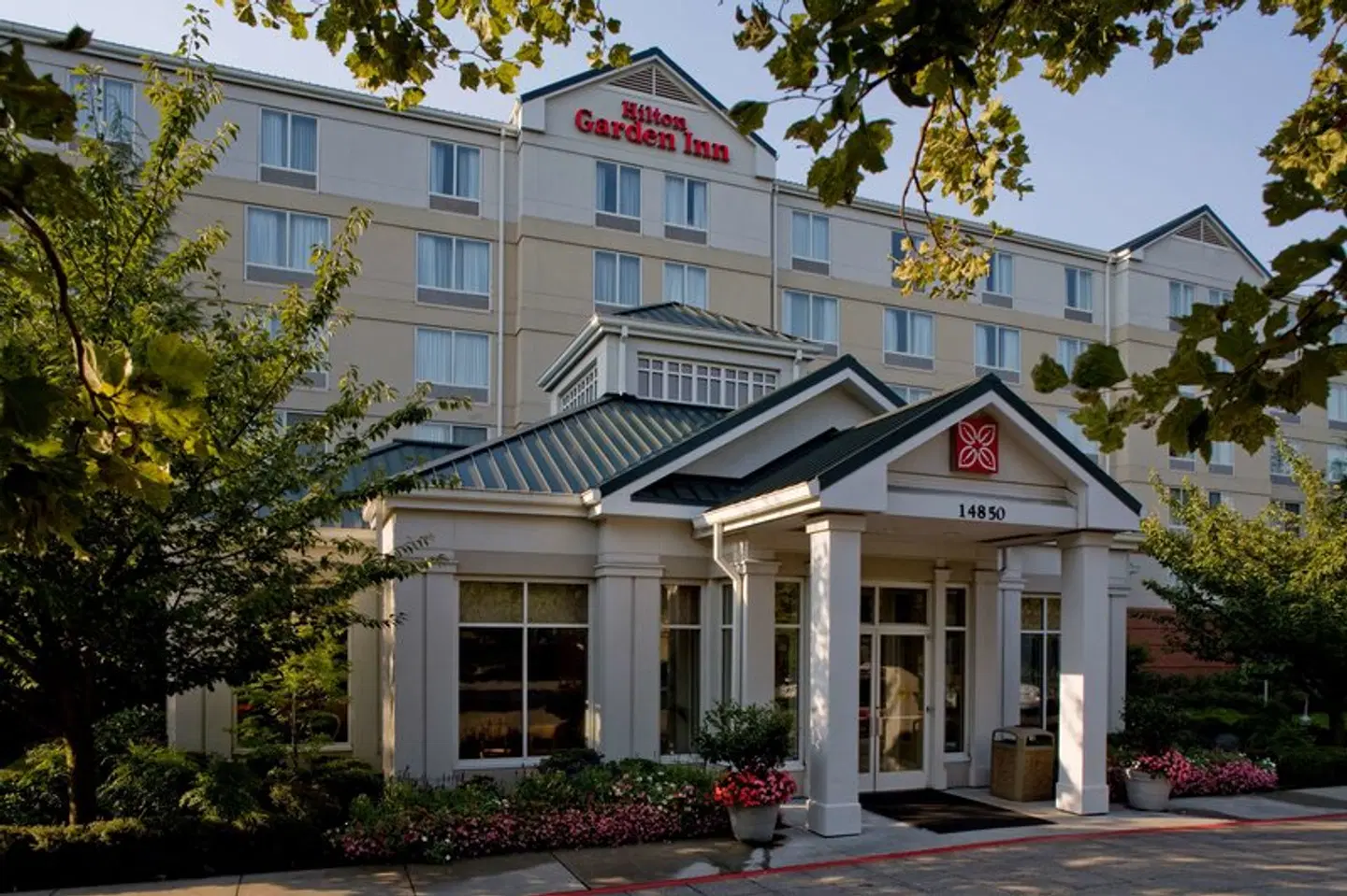 Hilton Garden Inn Portland/Lake Oswego EXTERIOR