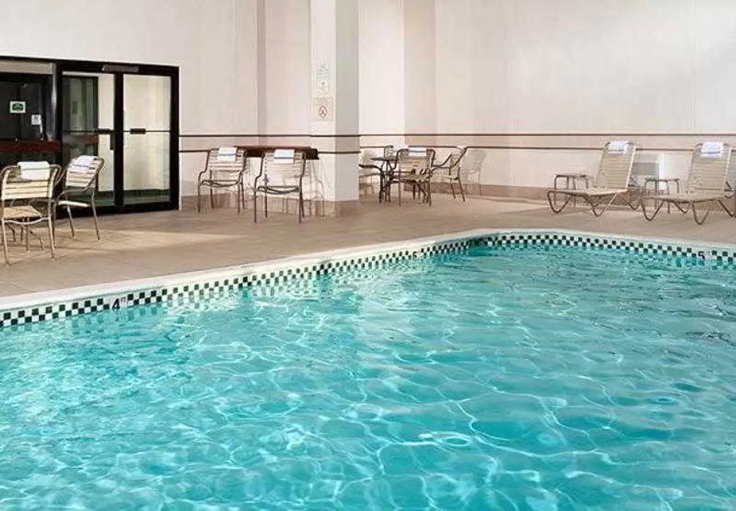 Courtyard by Marriott Detroit Dearborn Hallenbad