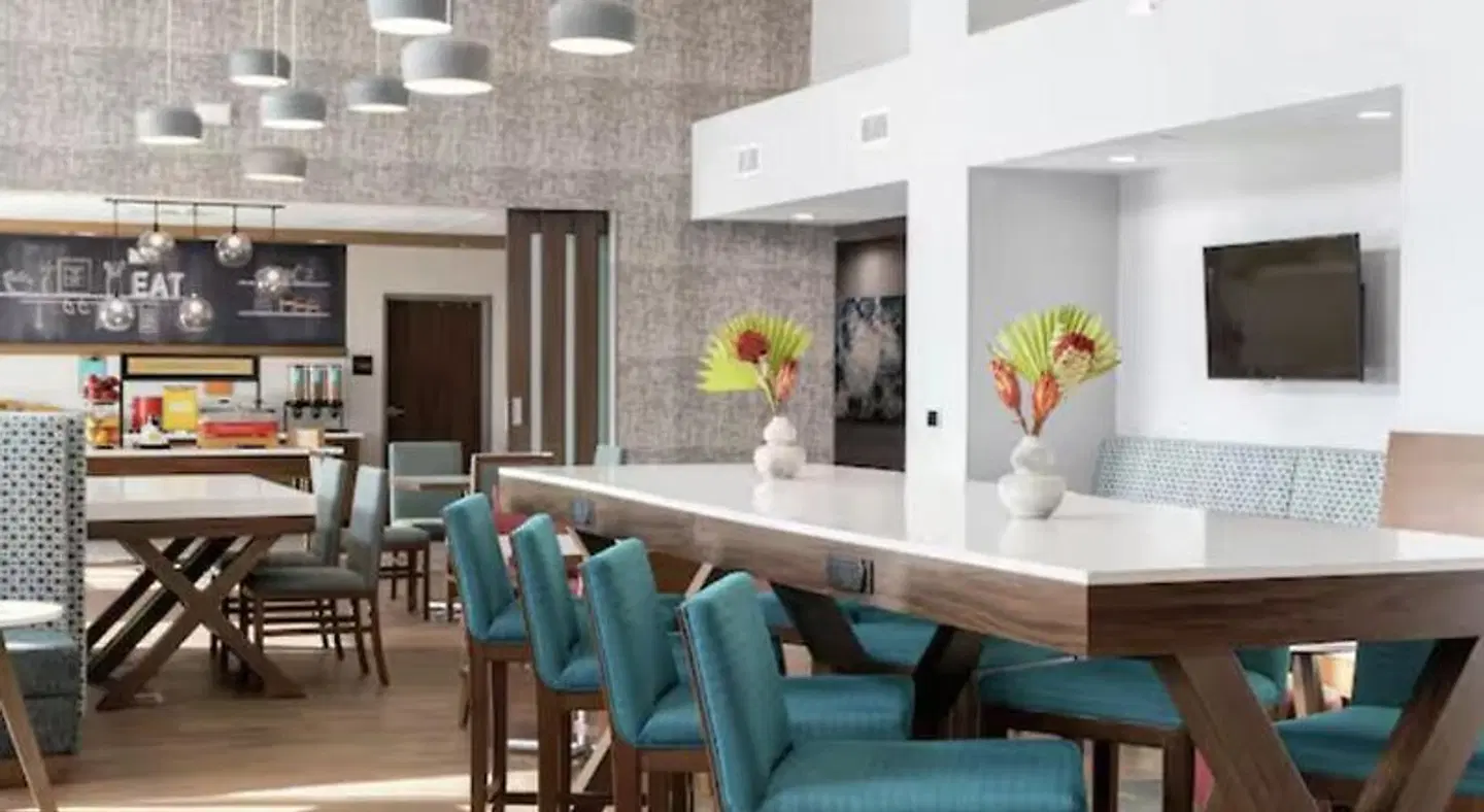 Hampton Inn & Suites Cedar City Bar