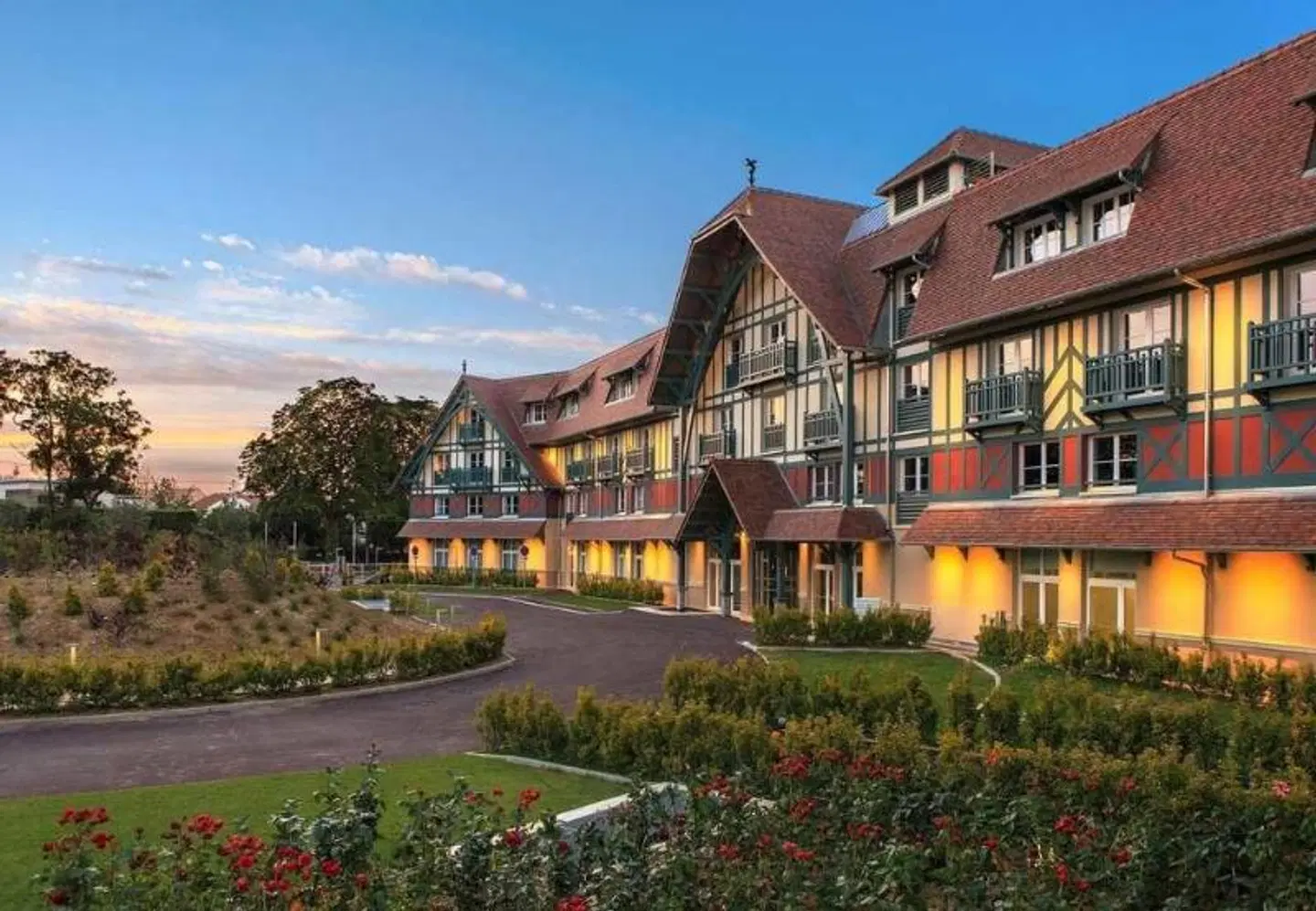 Renaissance Paris Hippodrome de St. Cloud Hotel EXTERIOR