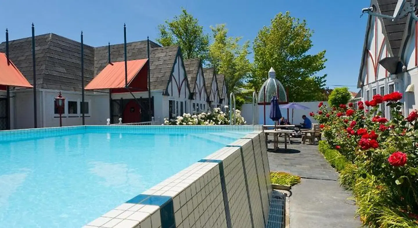 Camelot Motor Lodge OUTDOOR_POOL