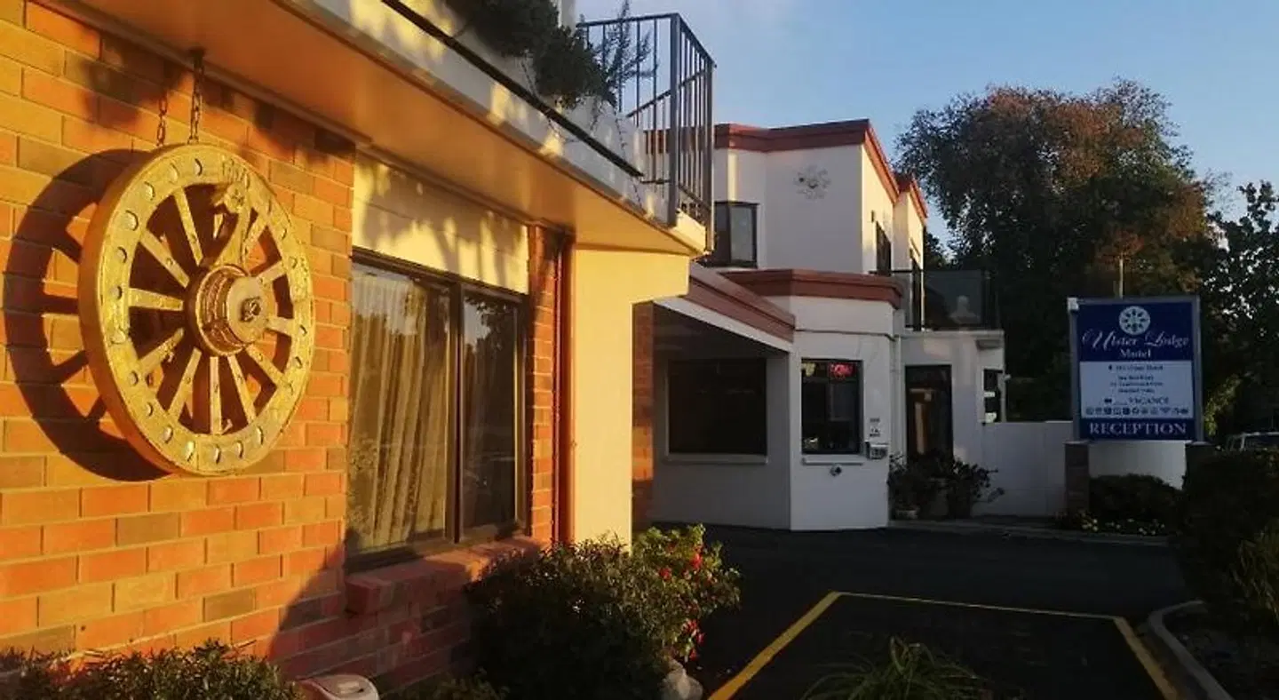 Ulster Lodge Motel EXTERIOR