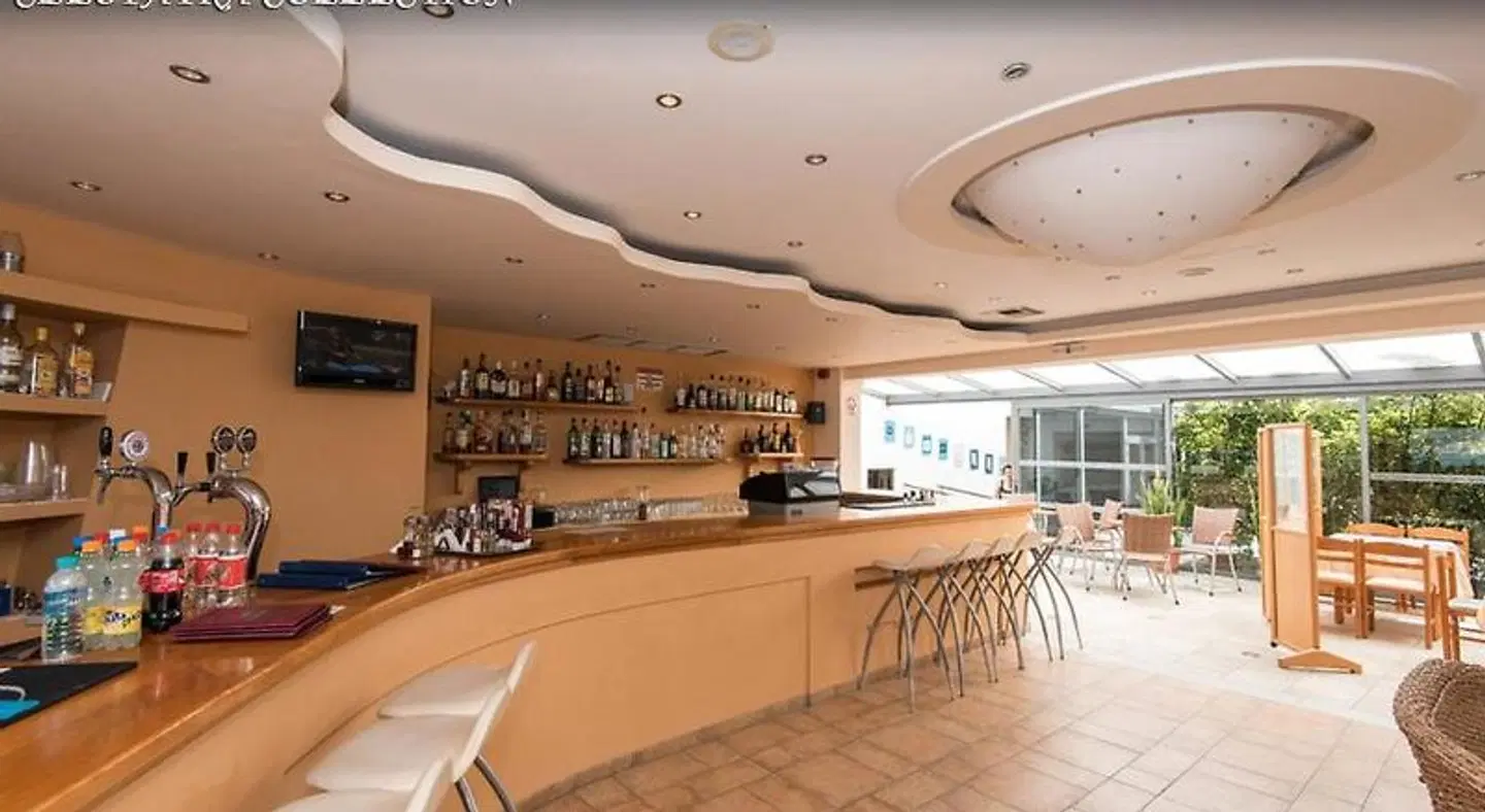 Cleopatra Superior Bar