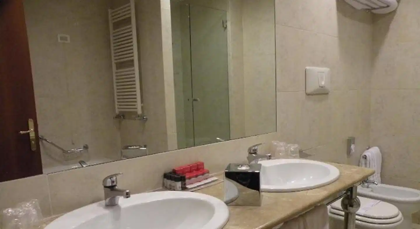 Ramada Naples BATHROOM