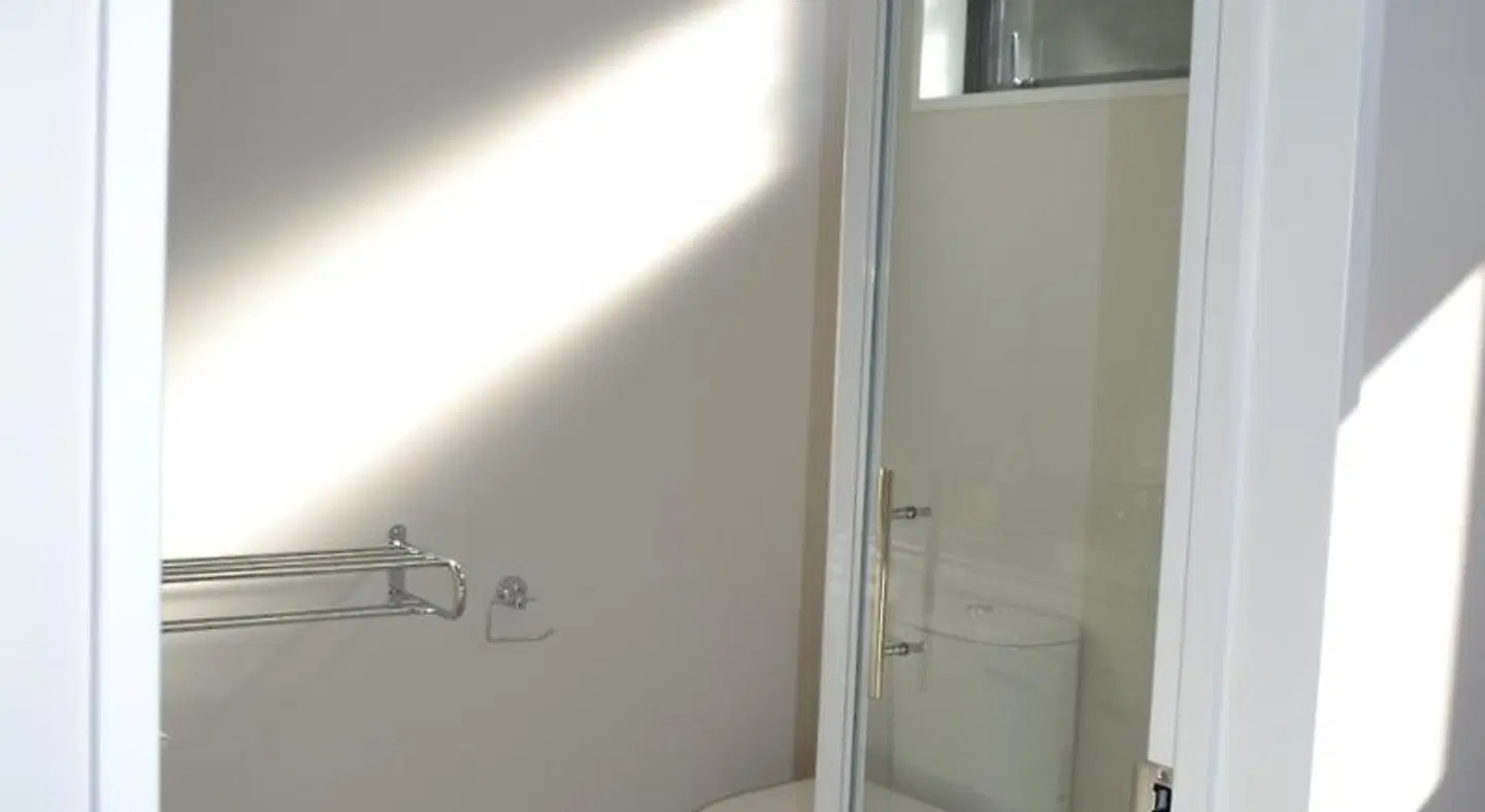 319 Addington Motel BATHROOM