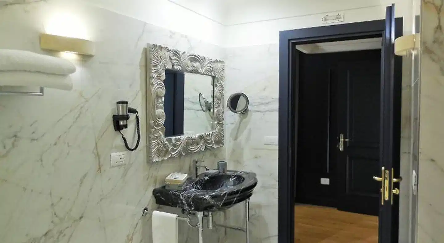 Hotel Marechiaro BATHROOM