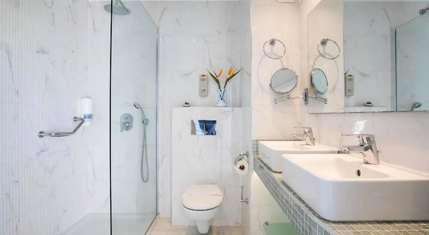 Kolymbia Bay Art BATHROOM