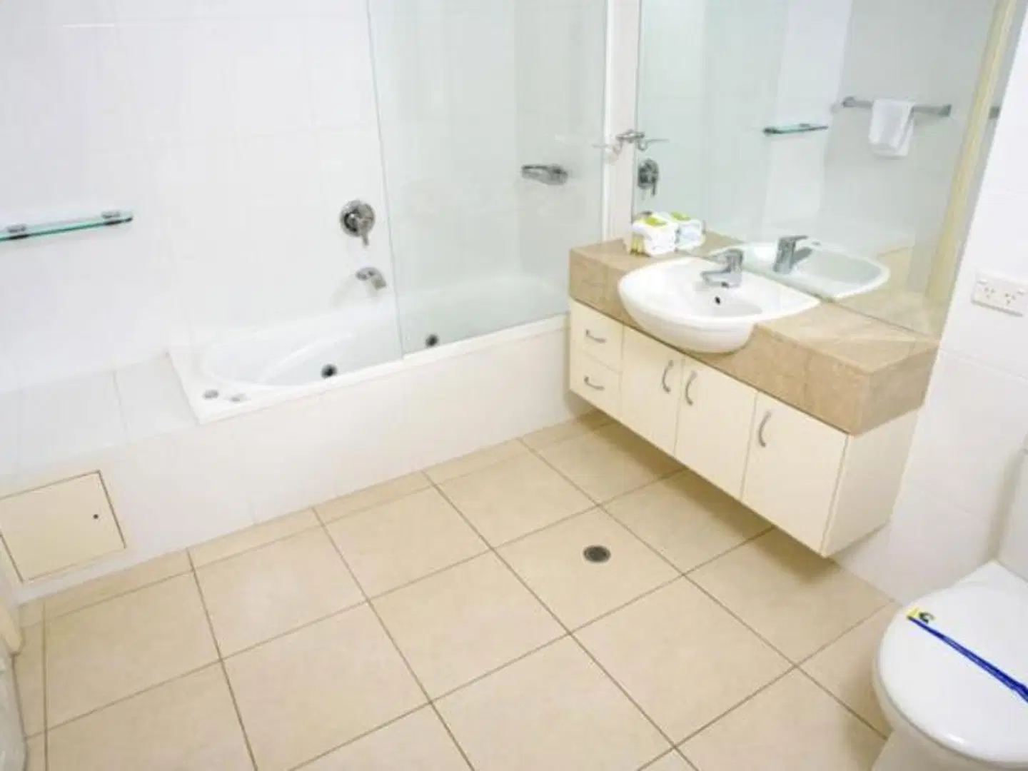 Colonial Resort Noosa BATHROOM