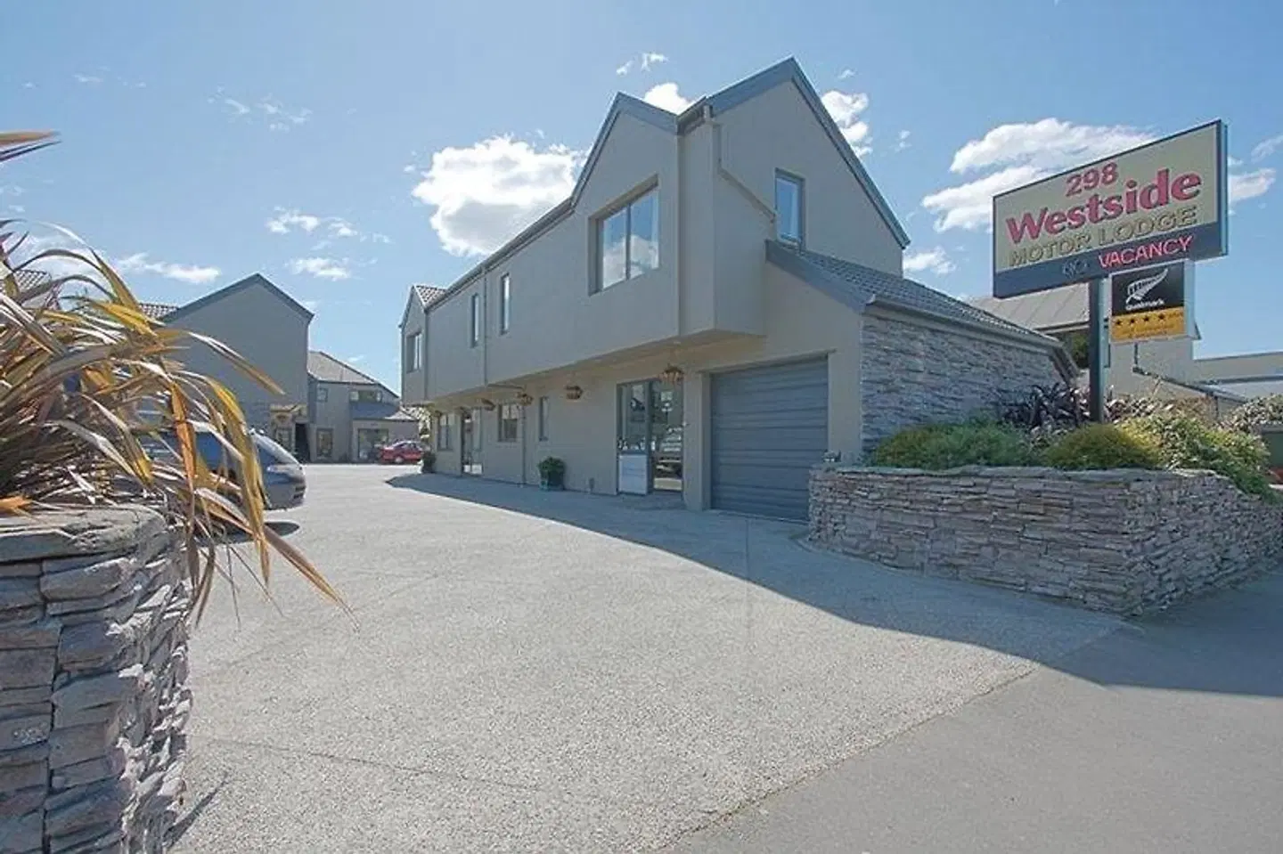 298 Westside Motor Lodge EXTERIOR