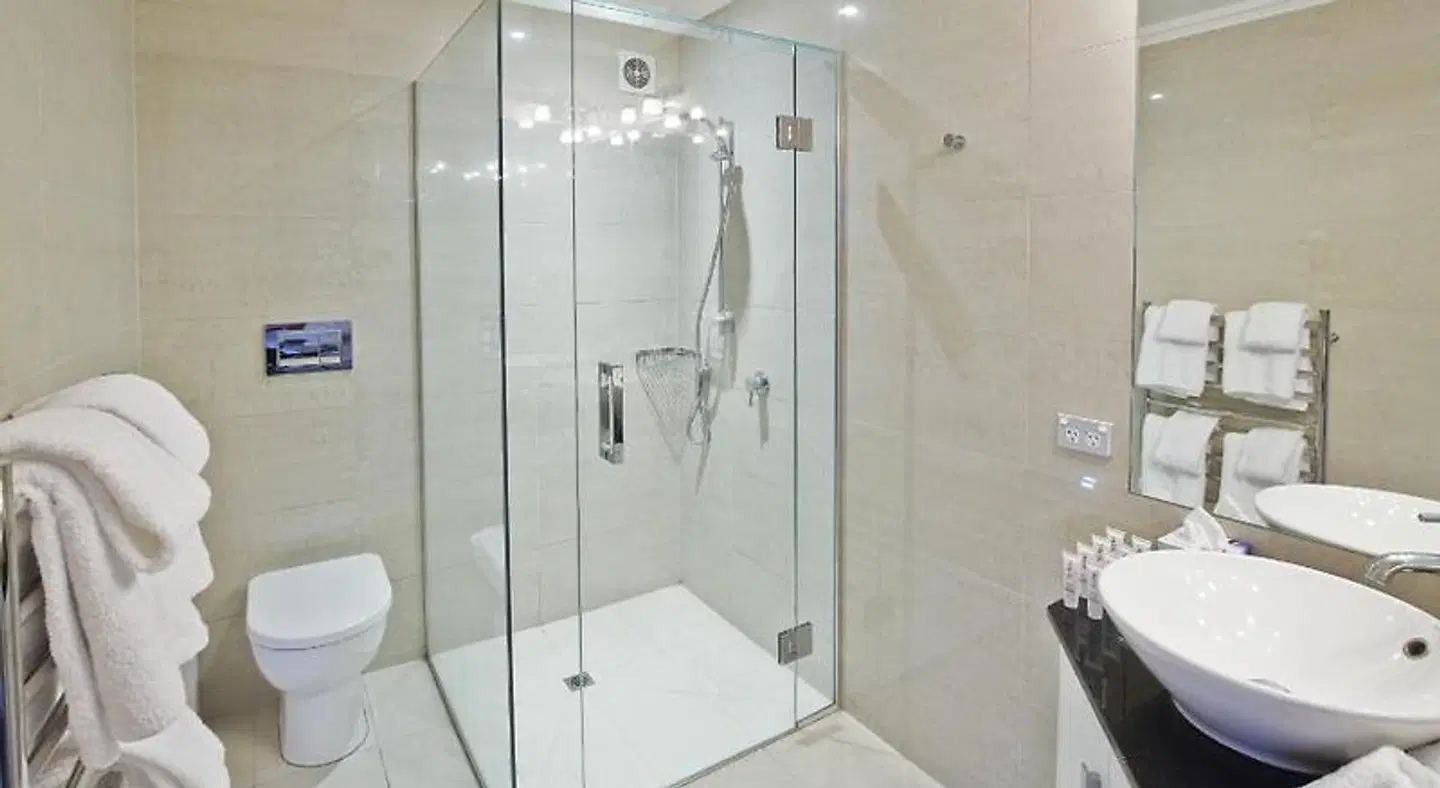 BreakFree The Waterfront BATHROOM