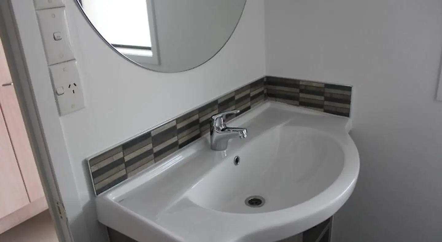 Edgewater Motor Lodge BATHROOM