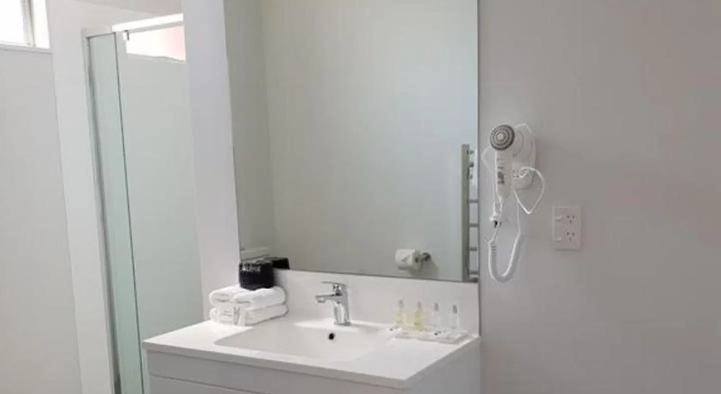 Durham Motor Inn BATHROOM