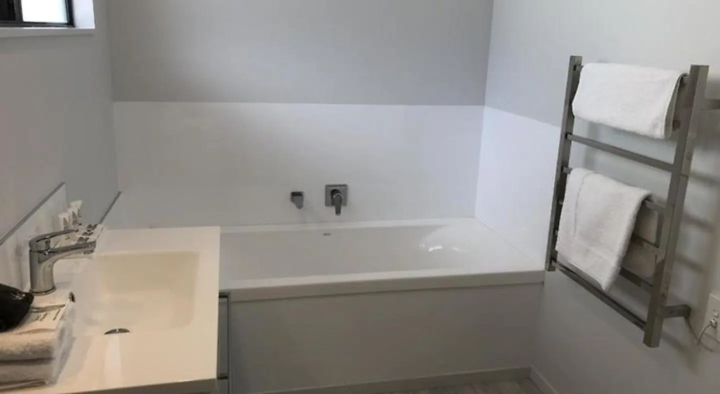 Durham Motor Inn BATHROOM