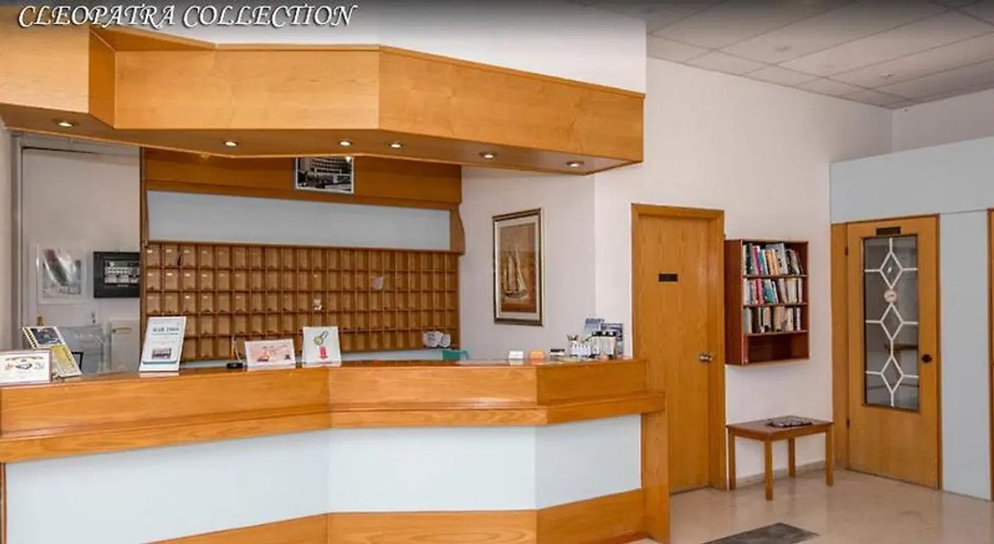 Cleopatra Kris Mari LOUNGE_LOBBY