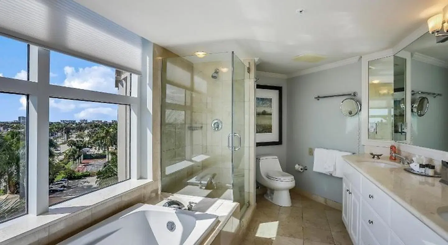 Marco Beach Ocean Resort BATHROOM