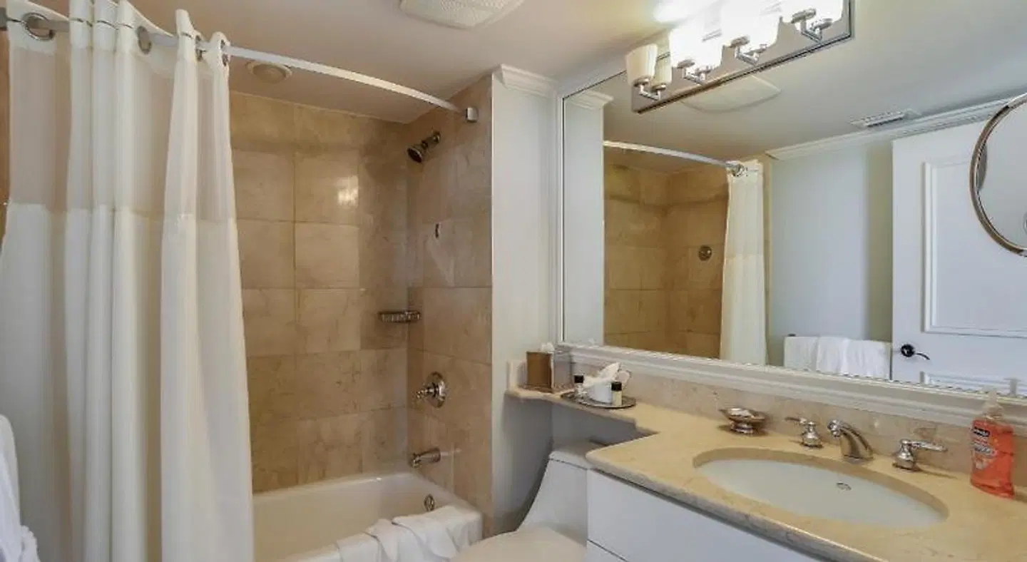 Marco Beach Ocean Resort BATHROOM