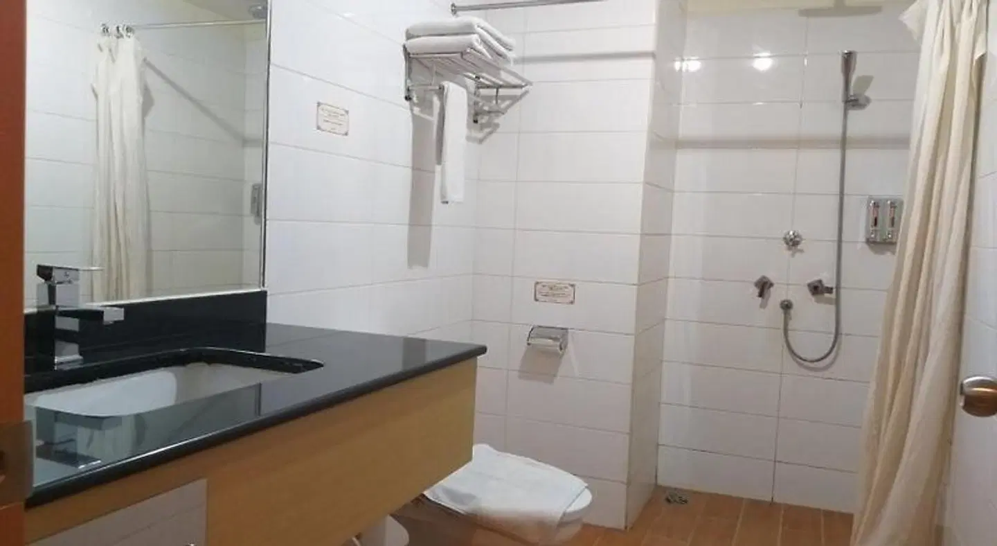 D'Grande Hotel BATHROOM