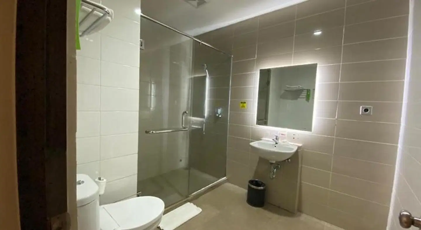 Opi Indah Hotel BATHROOM