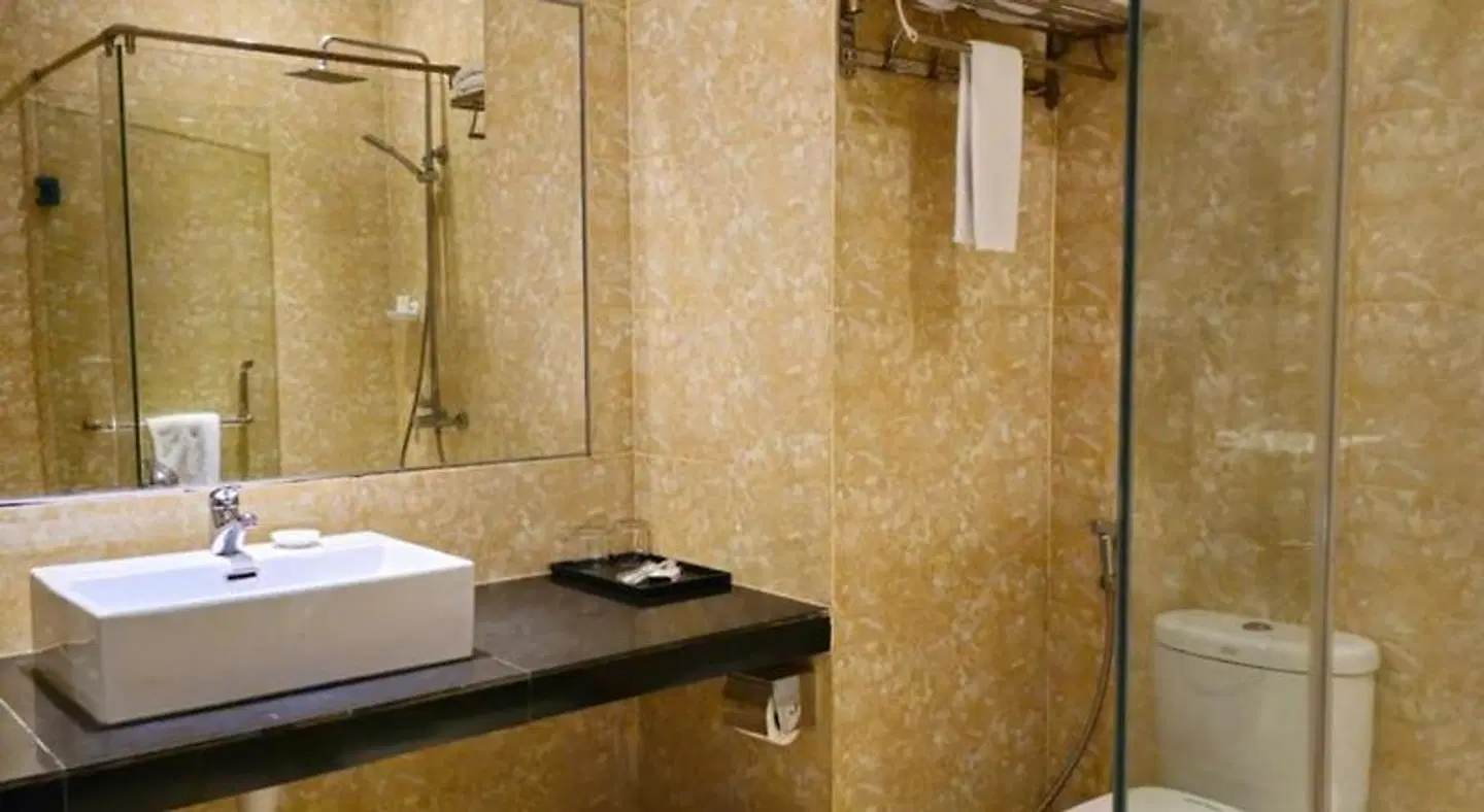 Grand Sydney Hotel Batam BATHROOM