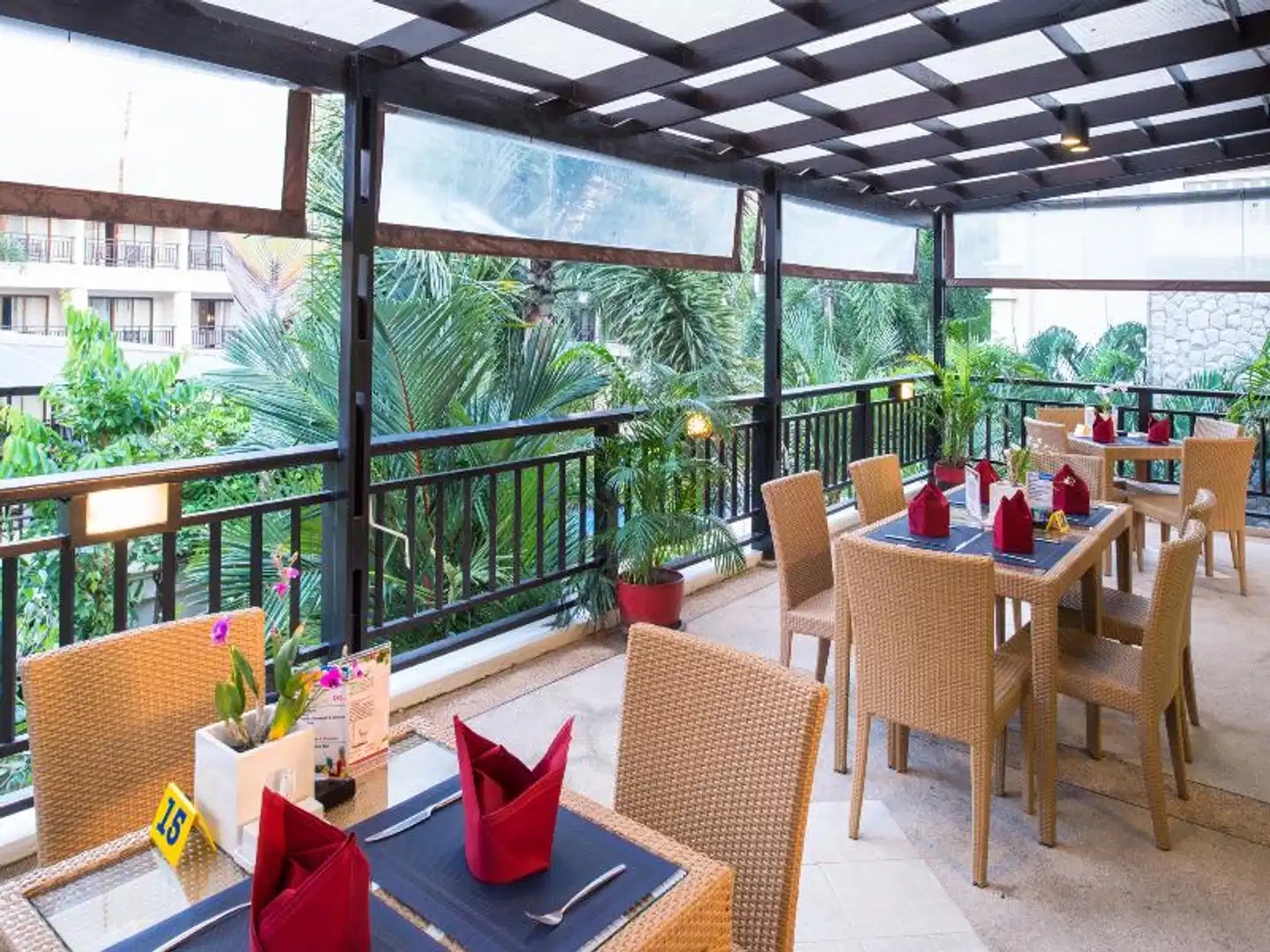 Deevana Patong Resort & Spa BAR