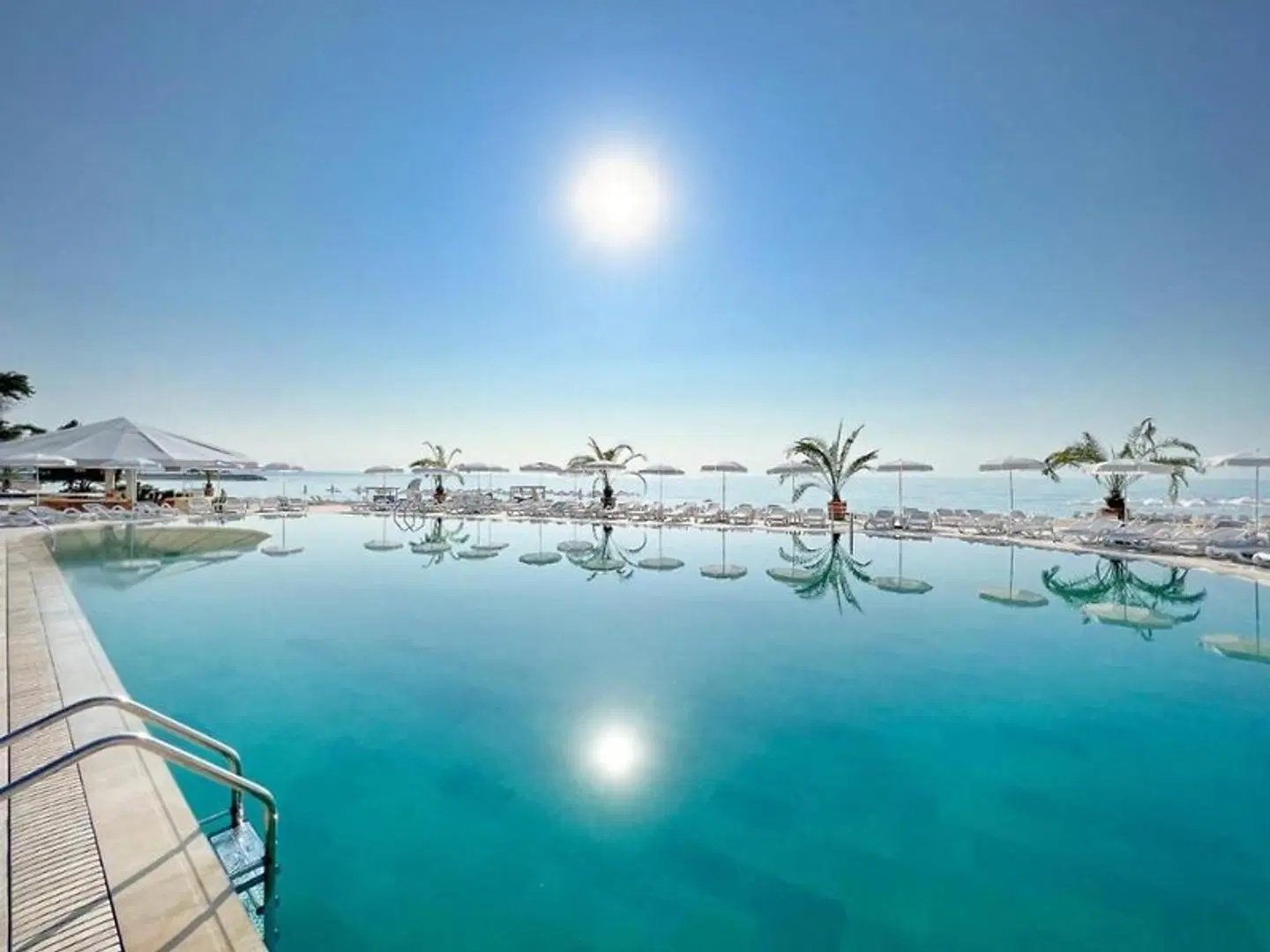 Moko Beach Hotel OUTDOOR_POOL