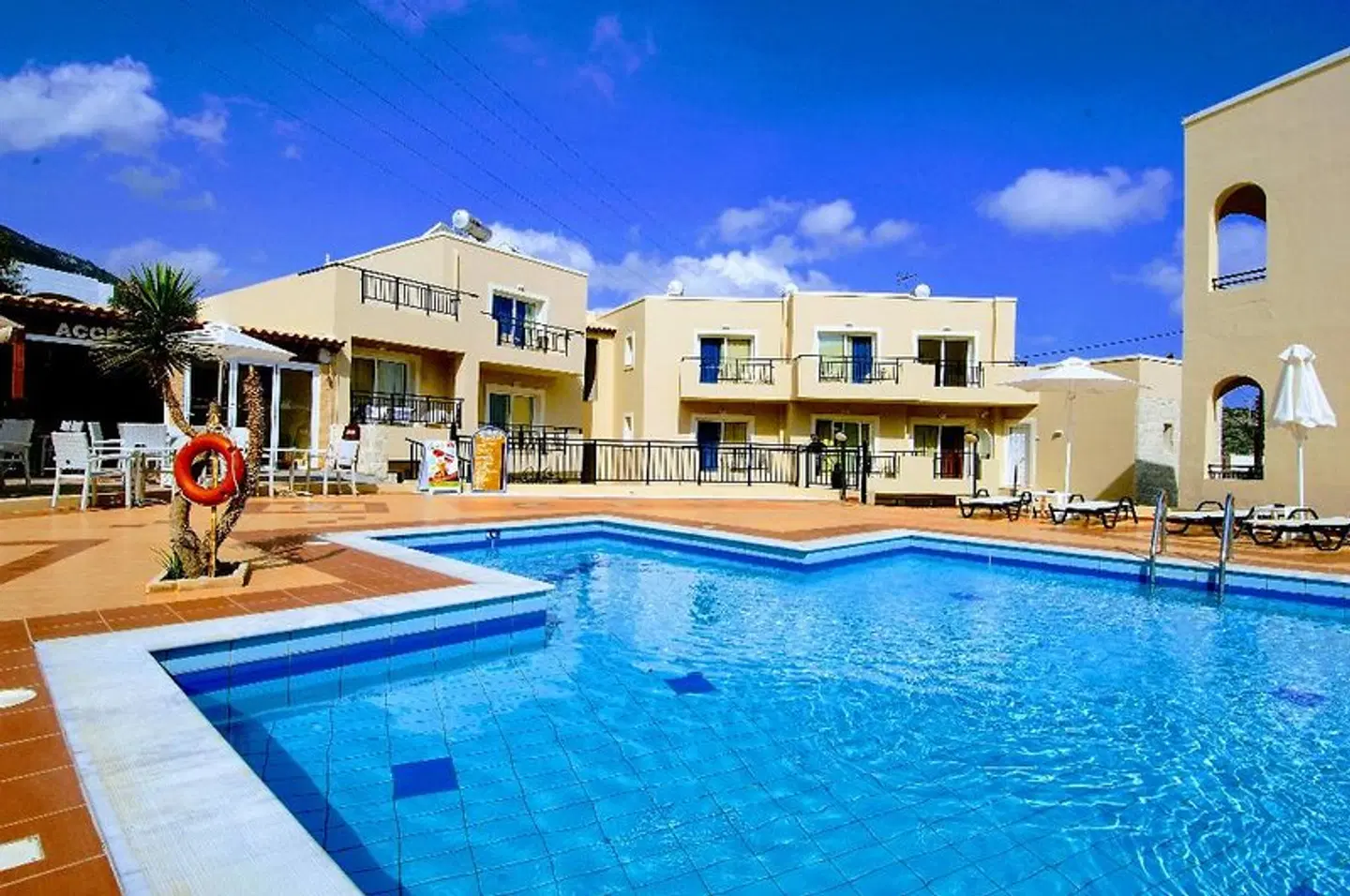 Rainbow Apartments OUTDOOR_POOL