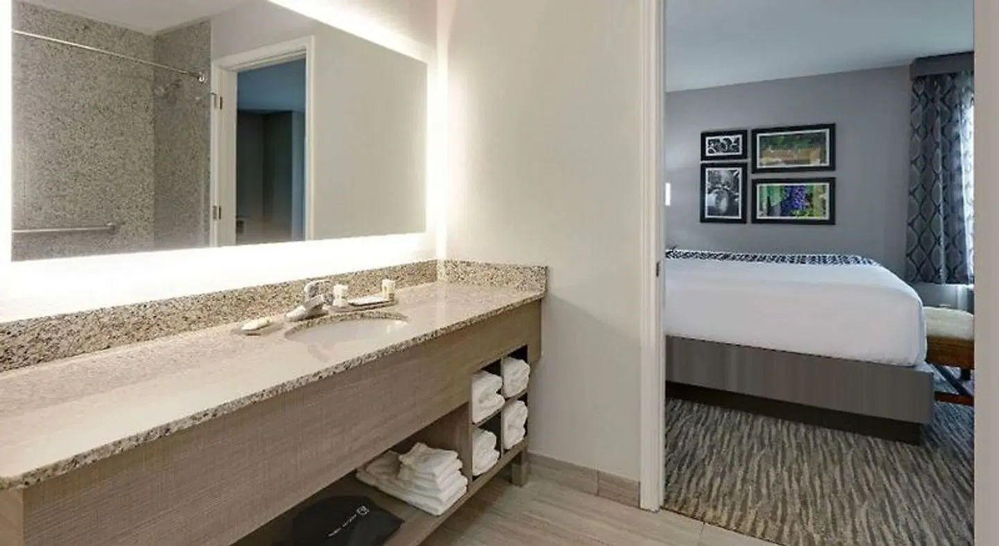 La Quinta Inn & Suites by Wyndham Fredericksburg Badezimmer