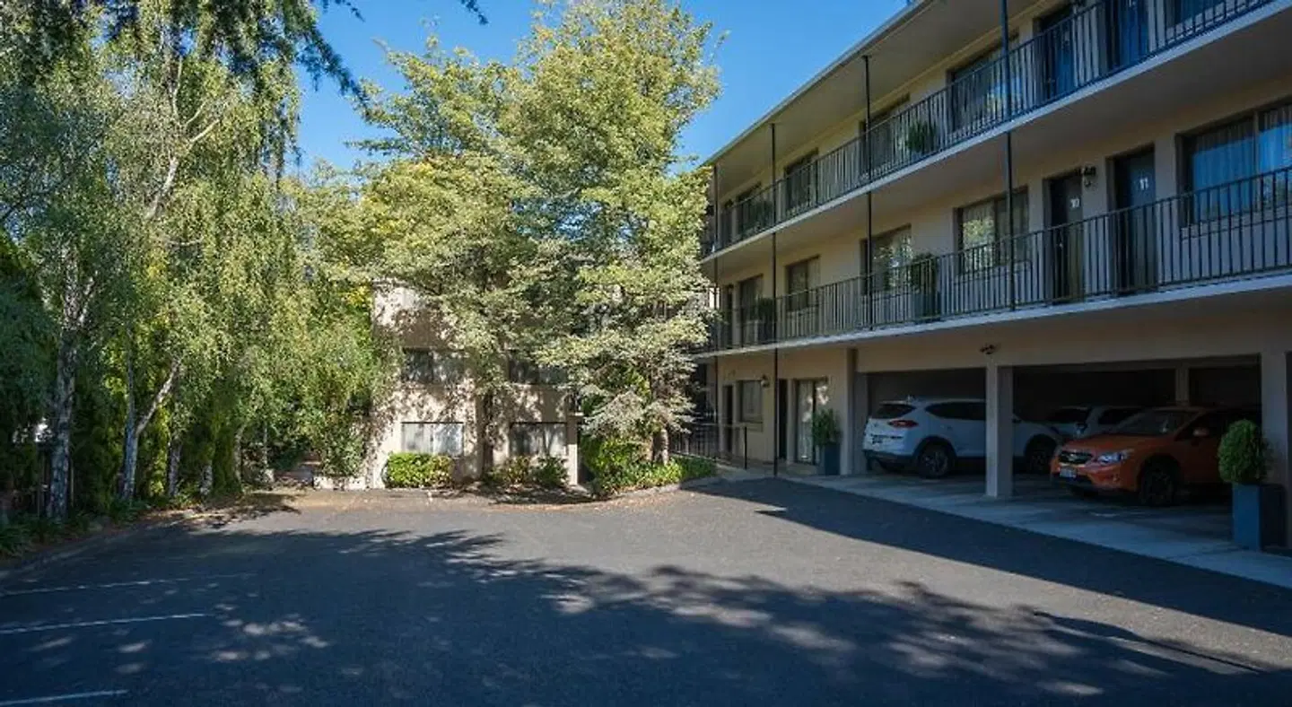 Grosvenor Court Apartments EXTERIOR