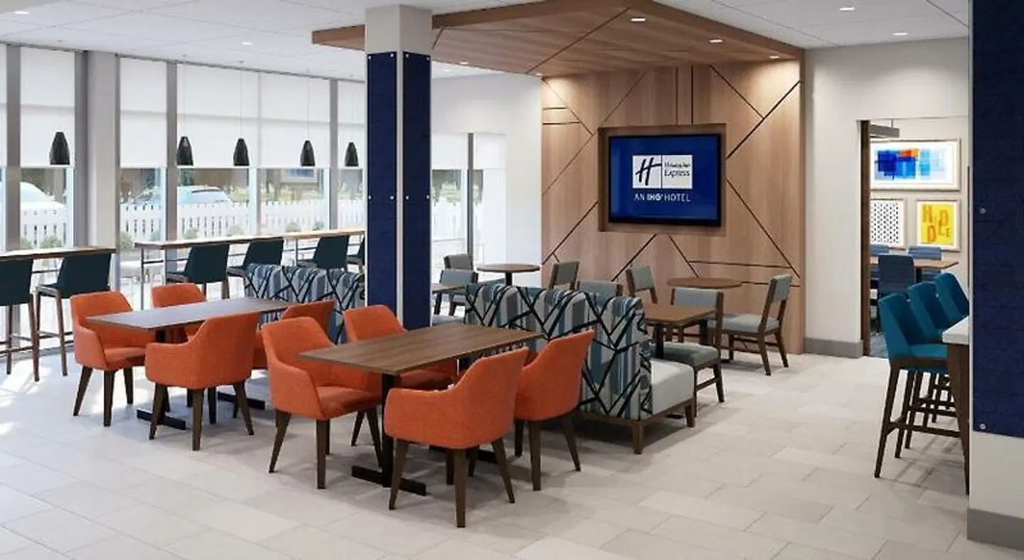 Holiday Inn Express Montgomery - East I-85 by IHG Bar