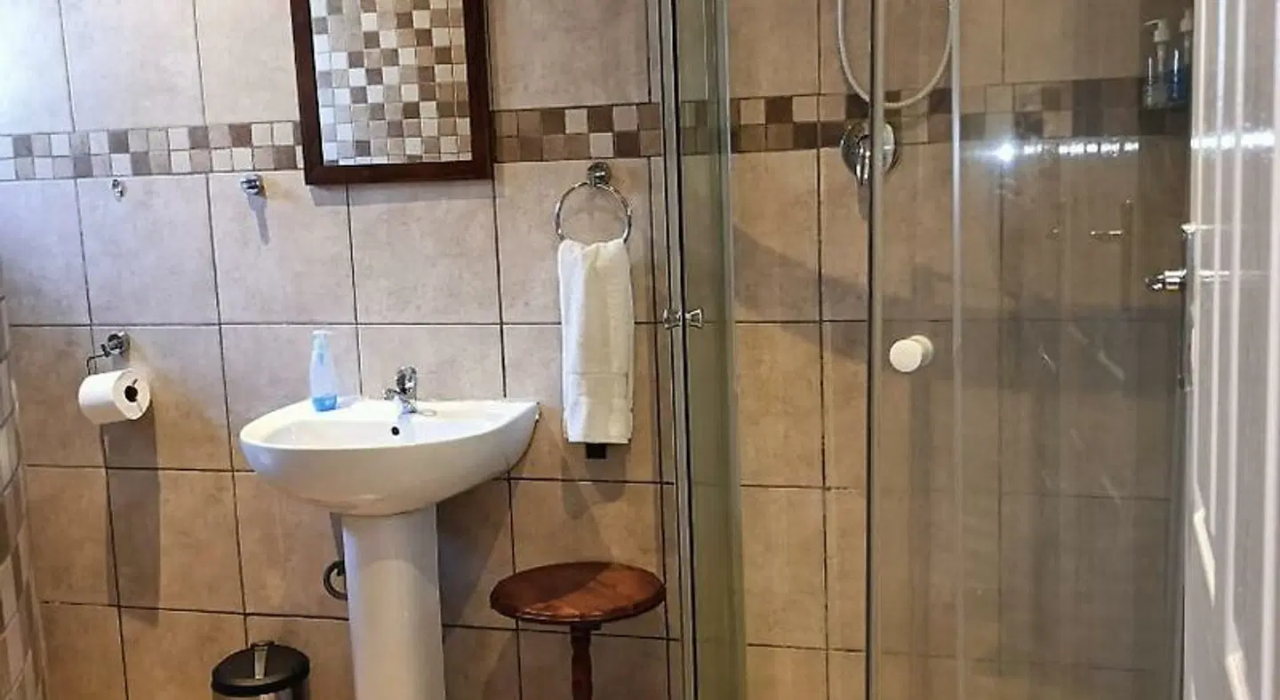 21 On Coetzee Guest House Badezimmer