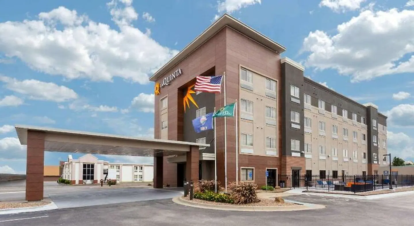 La Quinta Inn & Suites by Wyndham Wichita Airport EXTERIOR