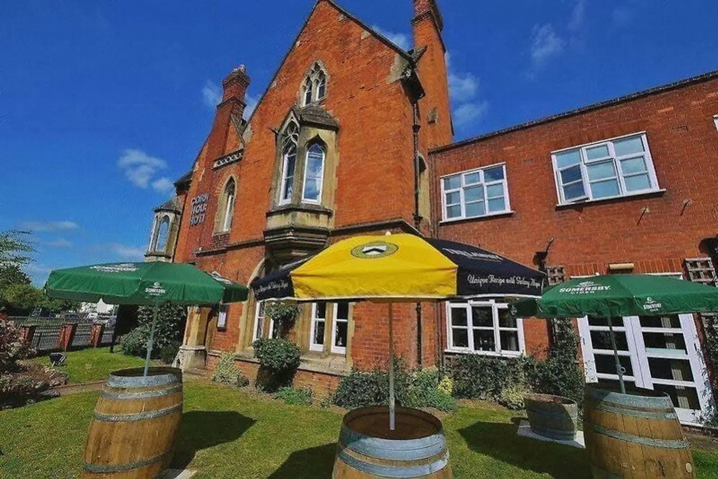 The Corner House Hotel EXTERIOR