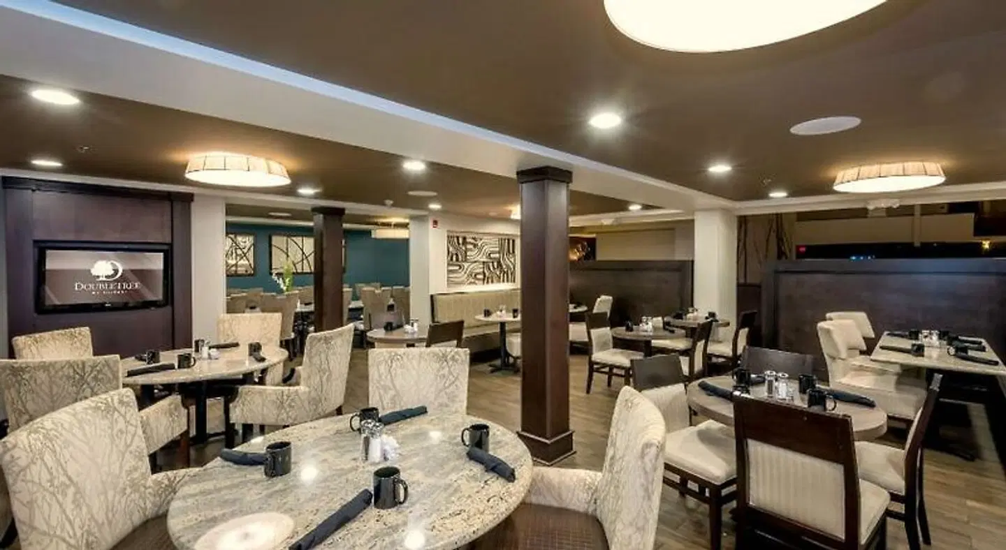 DoubleTree by Hilton Montgomery Downtown Bar