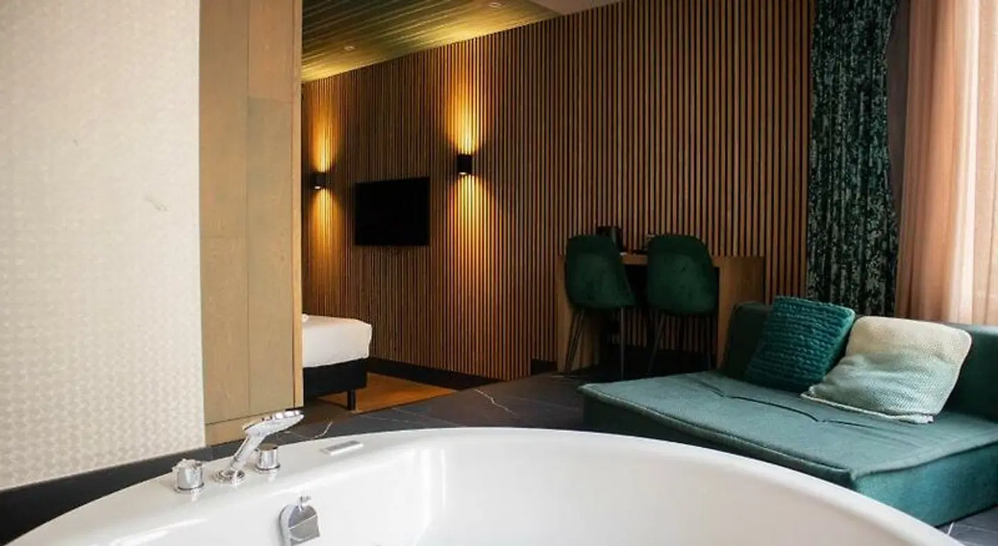 Manzo's Suites HEALTH_BEAUTY