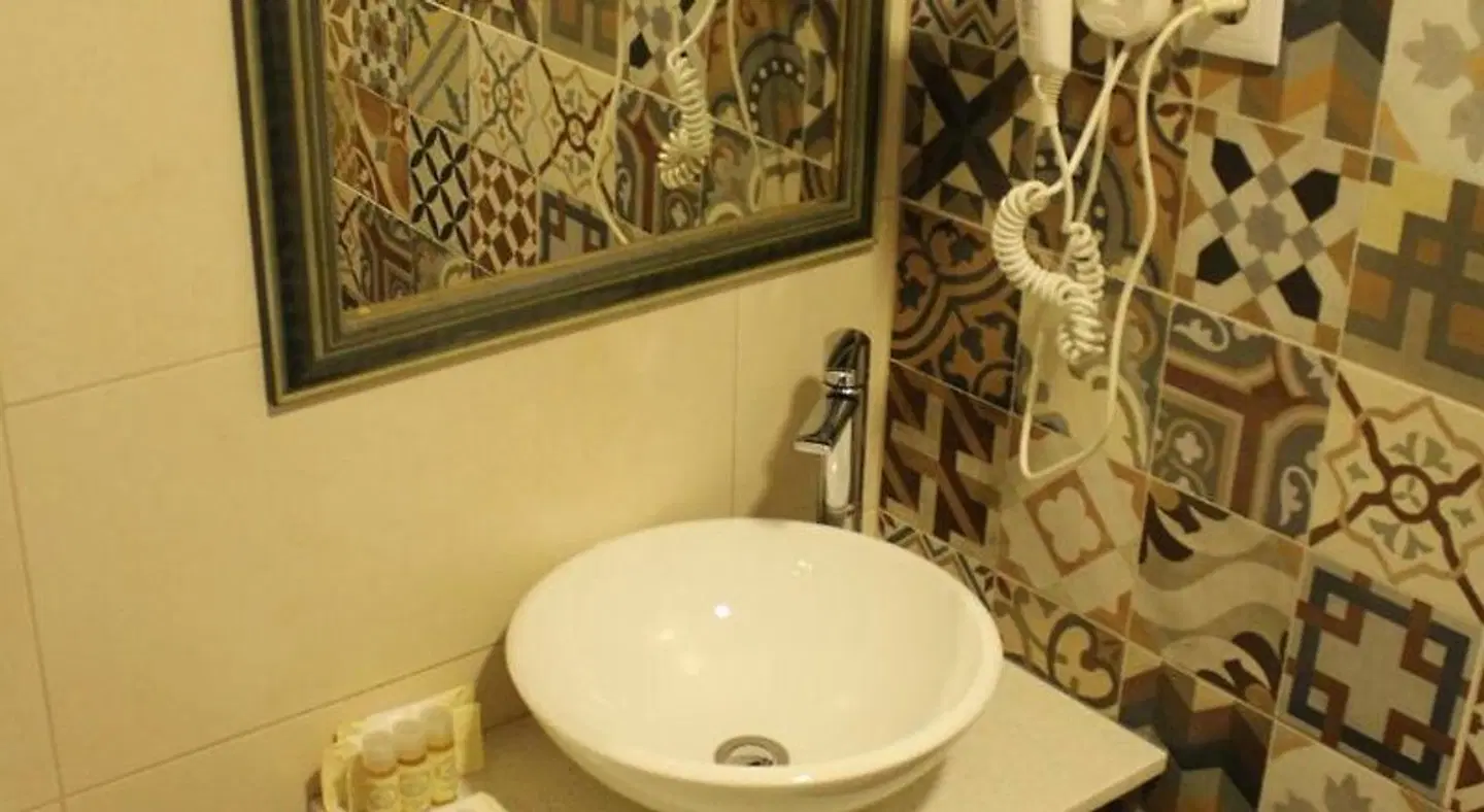 Art'otel Barcelos Badezimmer