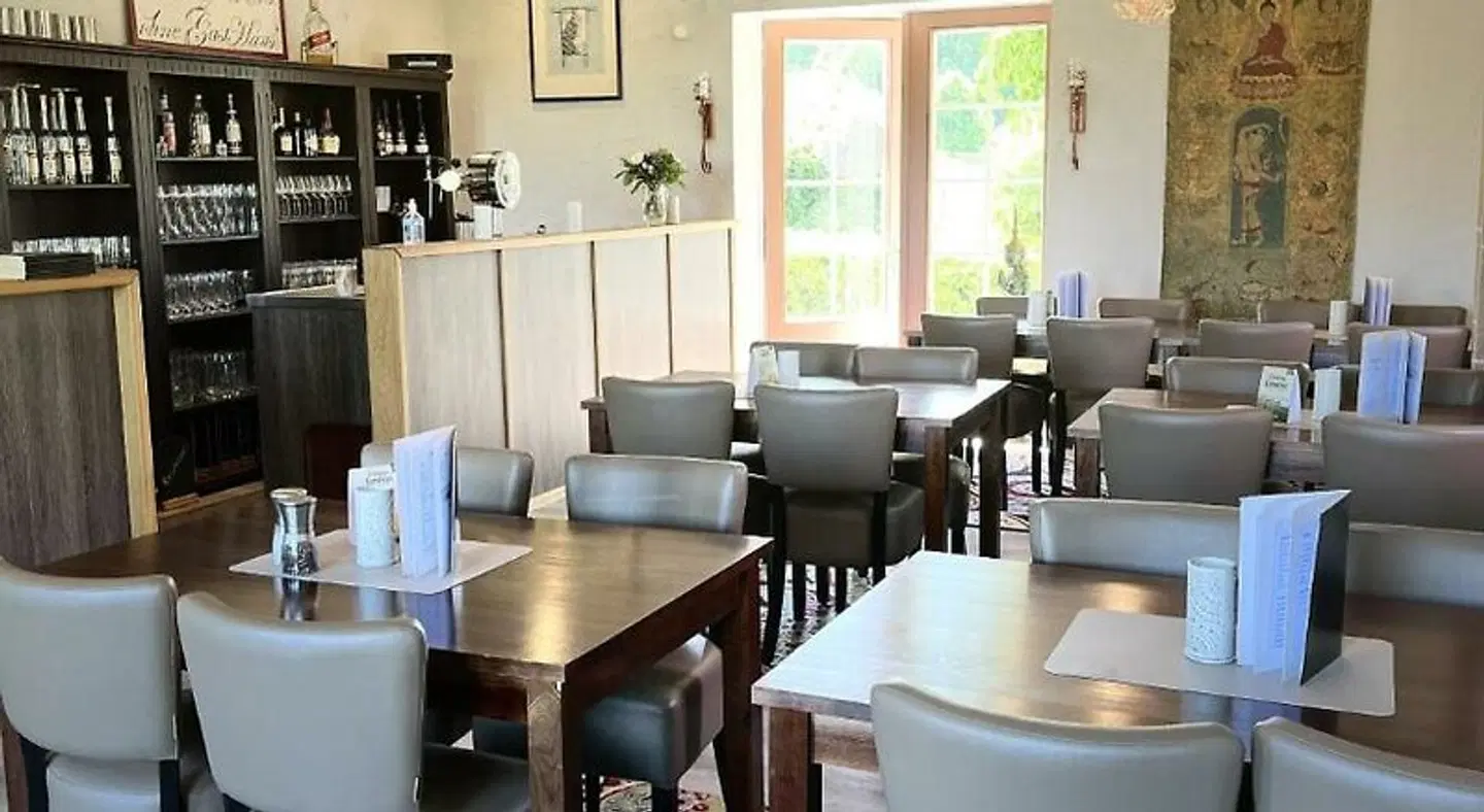 Landhaus vor Burg Eltz Bar