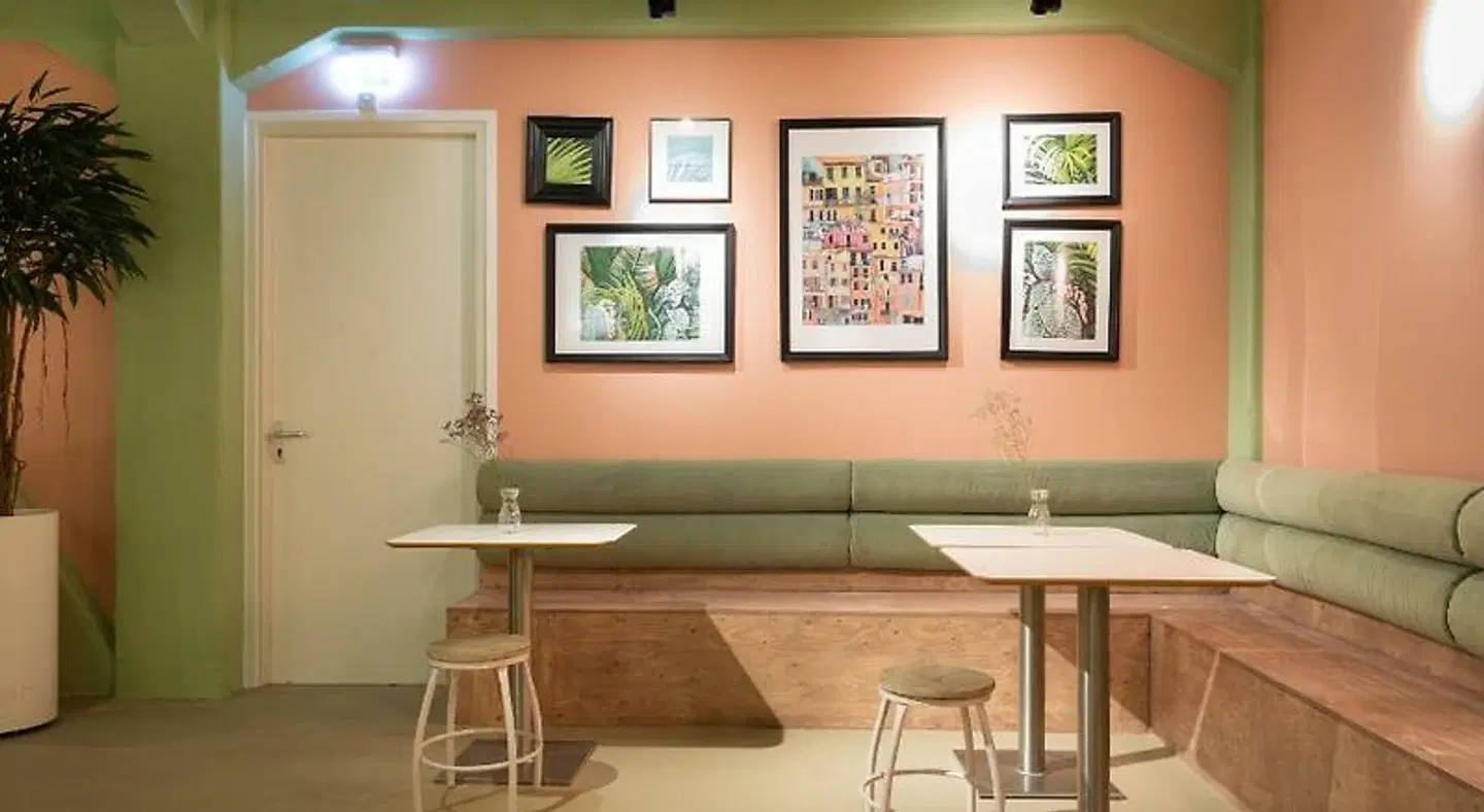 Pink Flamingo Hostel Bar